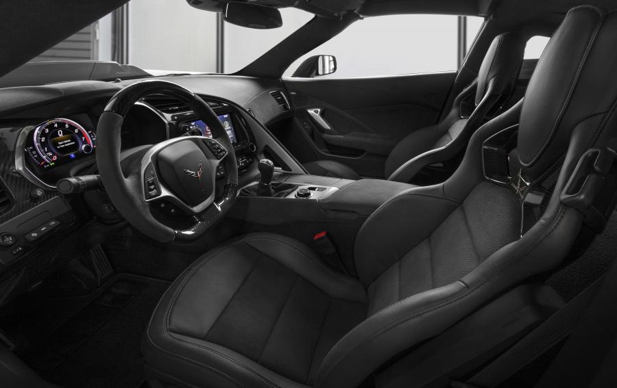 Интерьер Chevrolet Corvette ZR1 (C7) 2018 года  (фото 12 из 67)